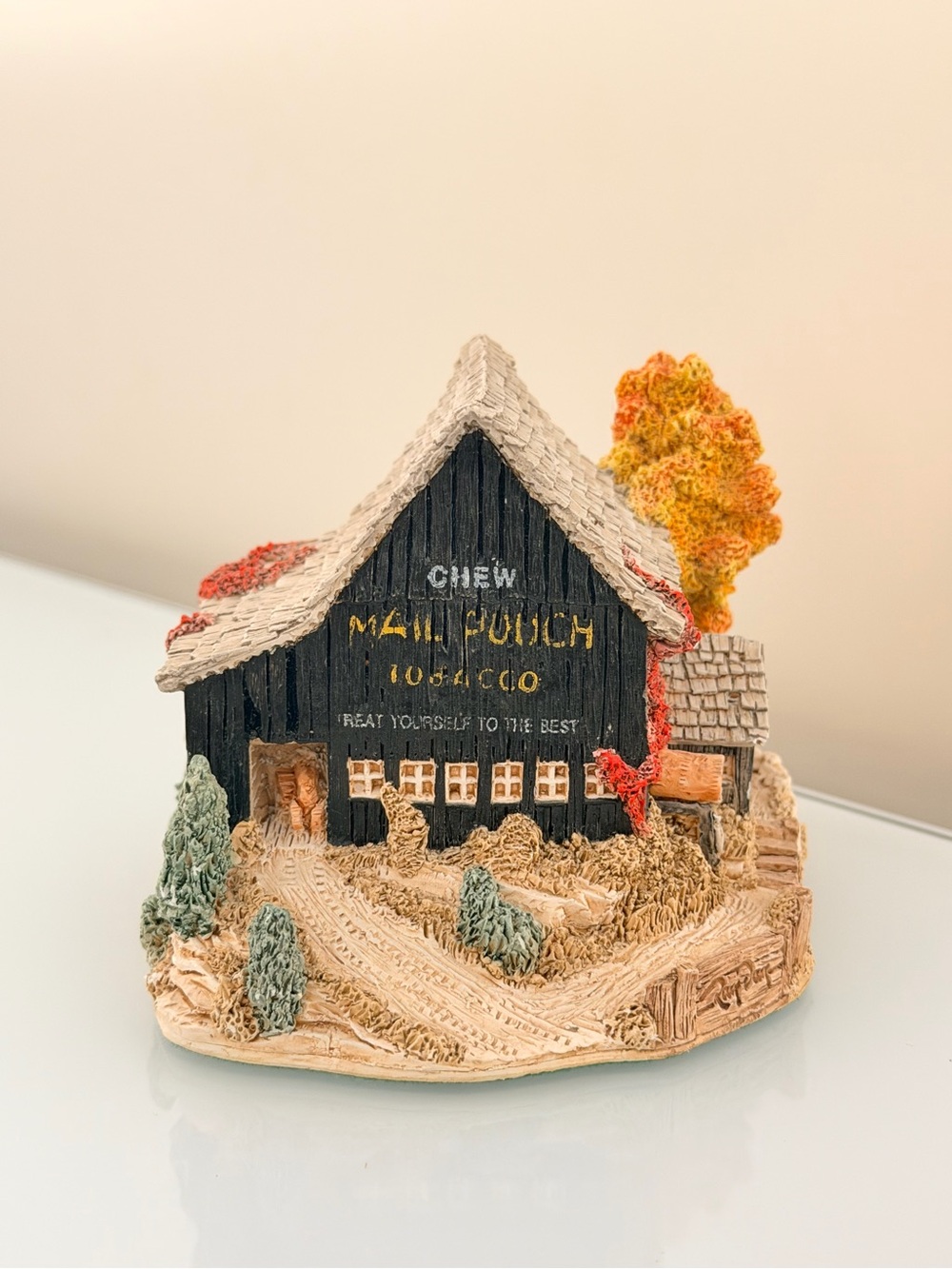 Vintage Lilliput Lane "Mail Pouch Barn" Signed by Ray Day 1993